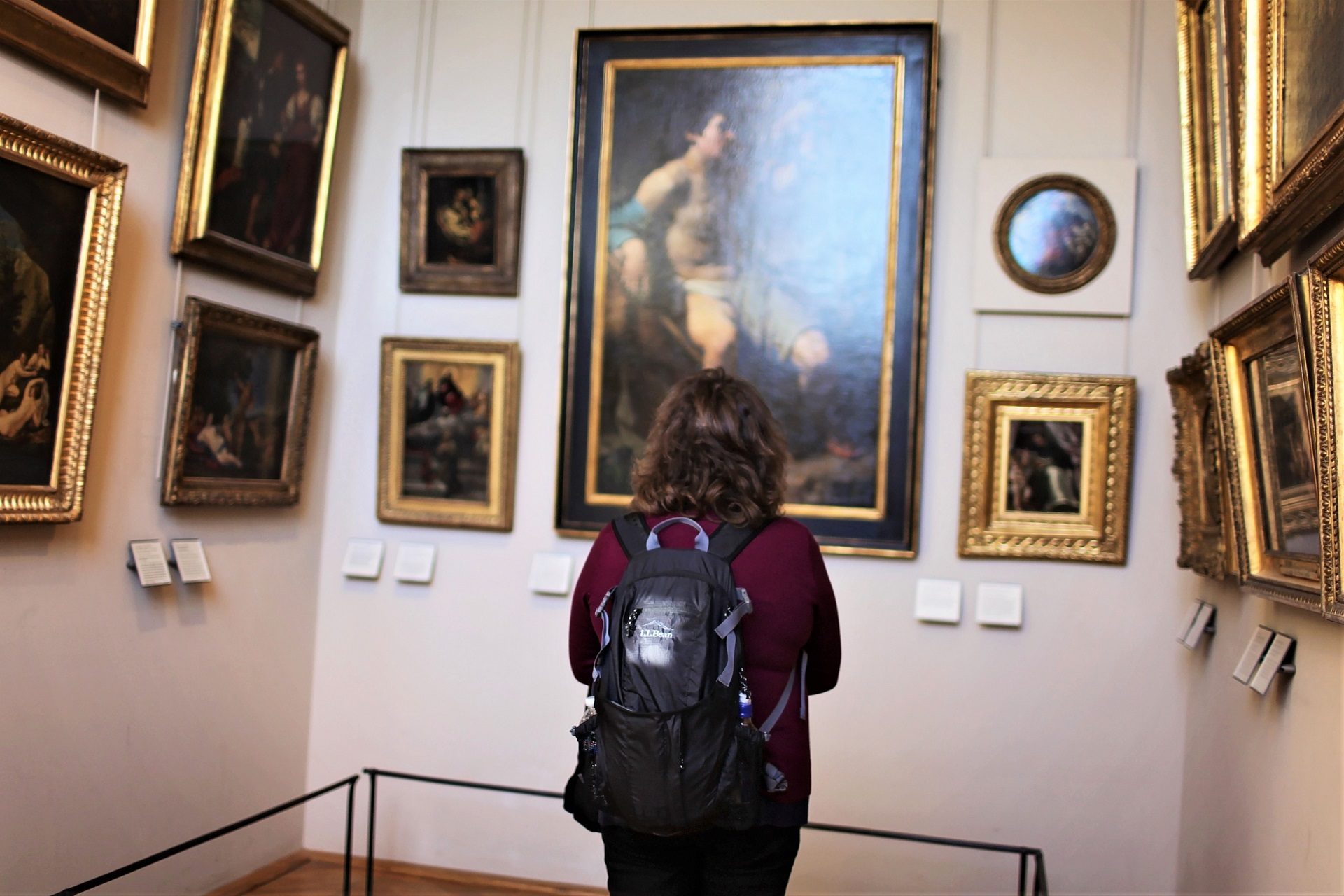 kobieta w muzeum w Paryżu podziwia obrazy, dzieła sztuki we Francji