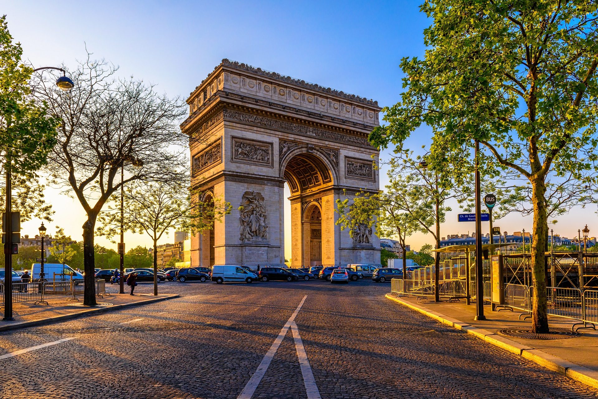 Łuk Triumfalny Arc de triomphe de l’Étoile na placu Charles’a de Gaulle w Paryżu