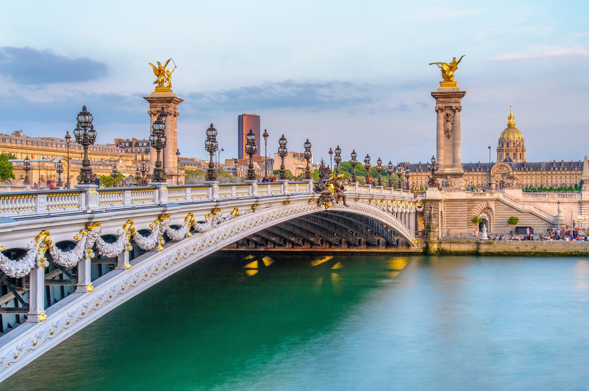Zdobiony złoconymi rzeźbami most Alexandra III w Paryżu, atrakcje stolicy Francji